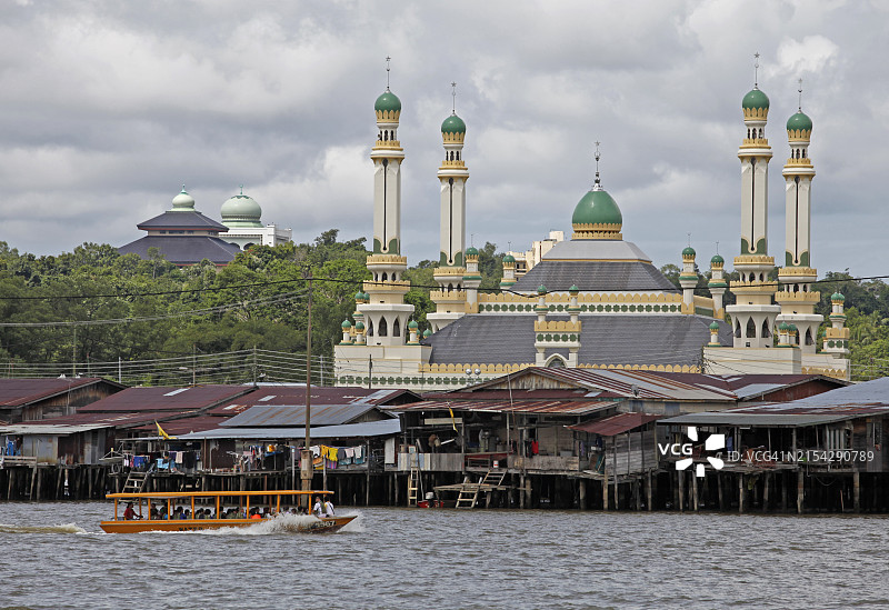 游船经过文莱哈桑纳尔·博尔基亚清真寺图片素材