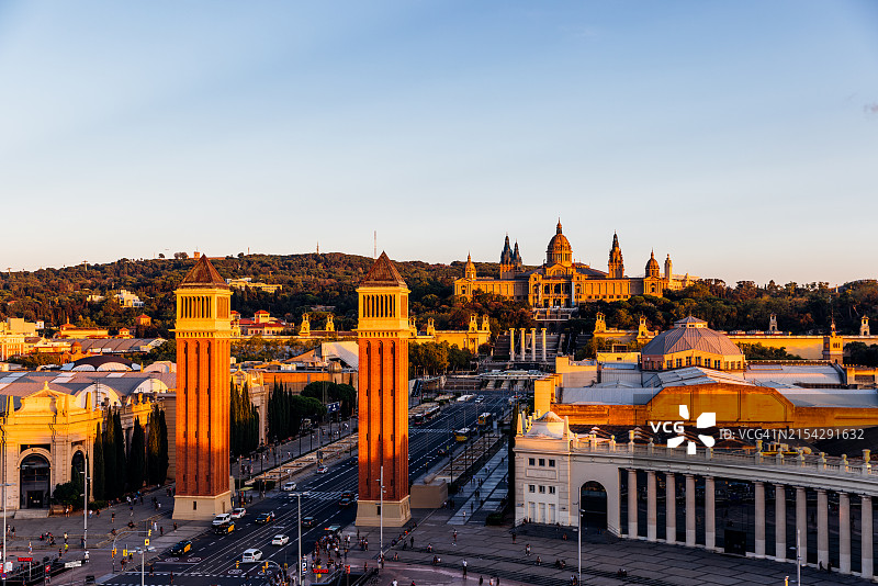 西班牙广场和威尼斯塔日落航拍，巴塞罗那，西班牙图片素材