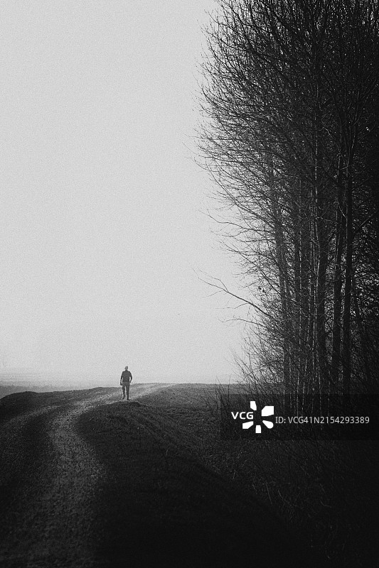 在意大利的道路上行走的孤独男人图片素材