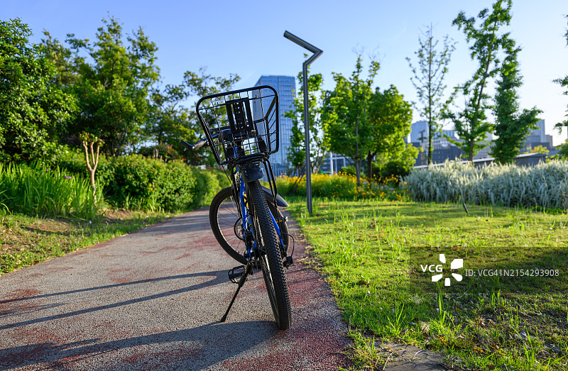 日落时分的山地自行车特写图片素材