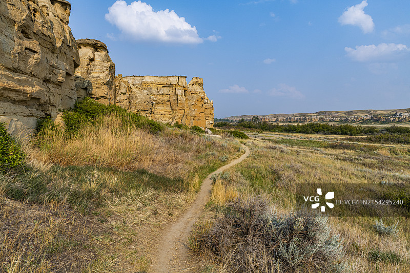 加拿大艾伯塔省，在石头上书写省立公园，牛奶河沿岸的石柱图片素材