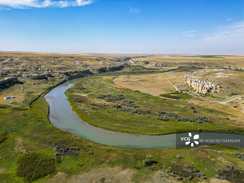 加拿大艾伯塔省石书省立公园牛奶河沿线的风蚀柱群航拍，联合国教科文组织世界遗产图片素材