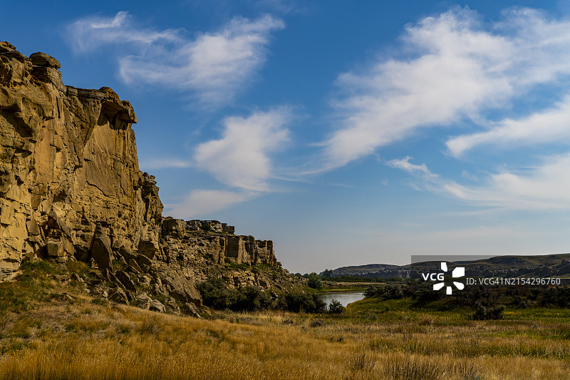 加拿大艾伯塔省，在石头上书写省立公园，牛奶河沿岸的石柱图片素材