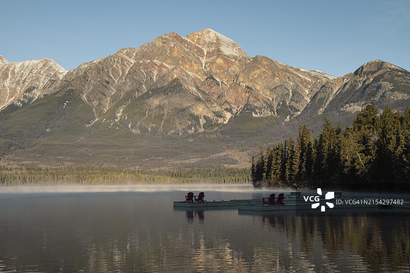 加拿大落基山脉贾斯珀国家公园金字塔山图片素材