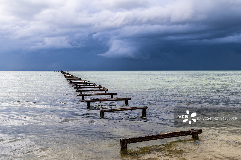 青年岛科洛尼酒店风暴前被毁坏的码头（古巴，西印度群岛，中美洲）图片素材