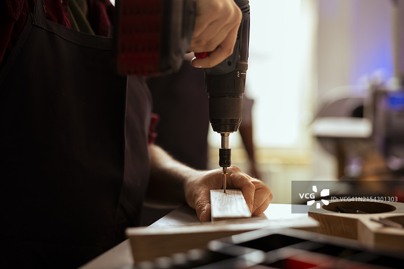 男子在桌子上工作的截面图图片素材