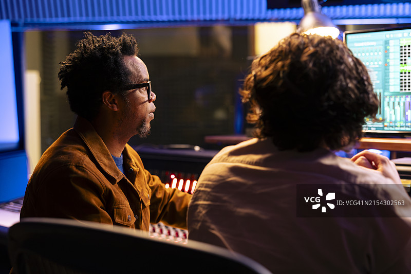 两名男子玩电子竞技图片素材