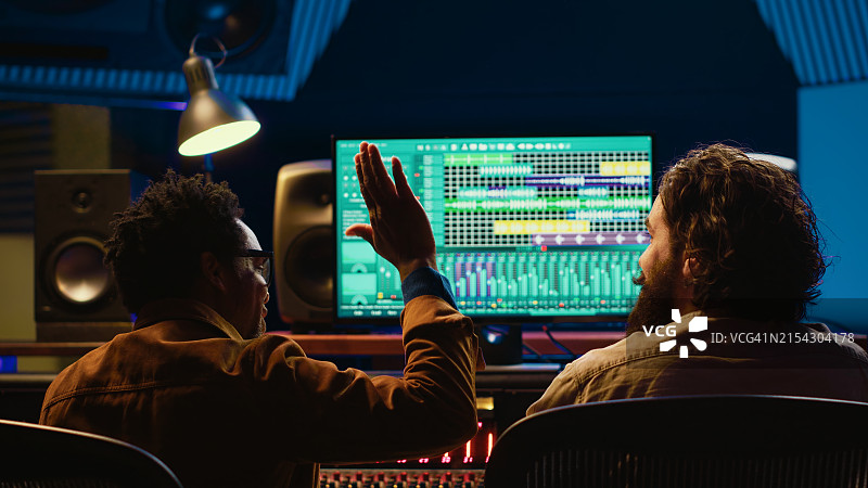 男子打电竞图片素材