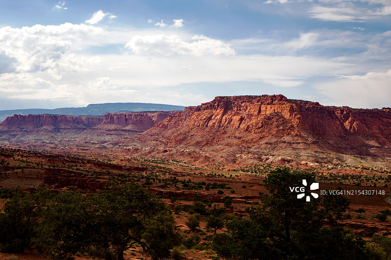 美国犹他州加菲尔德县的岩石山脉风光图片素材