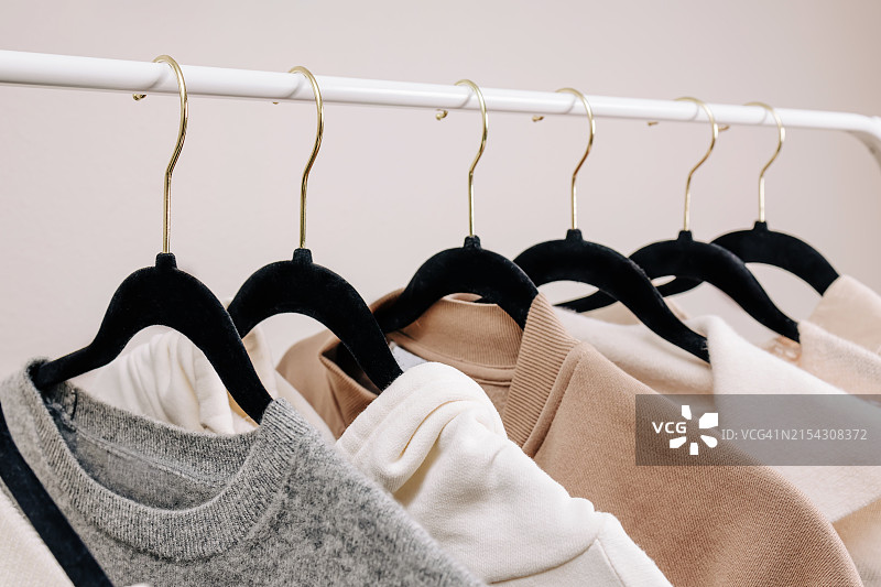 衣架上的衣服特写图片素材