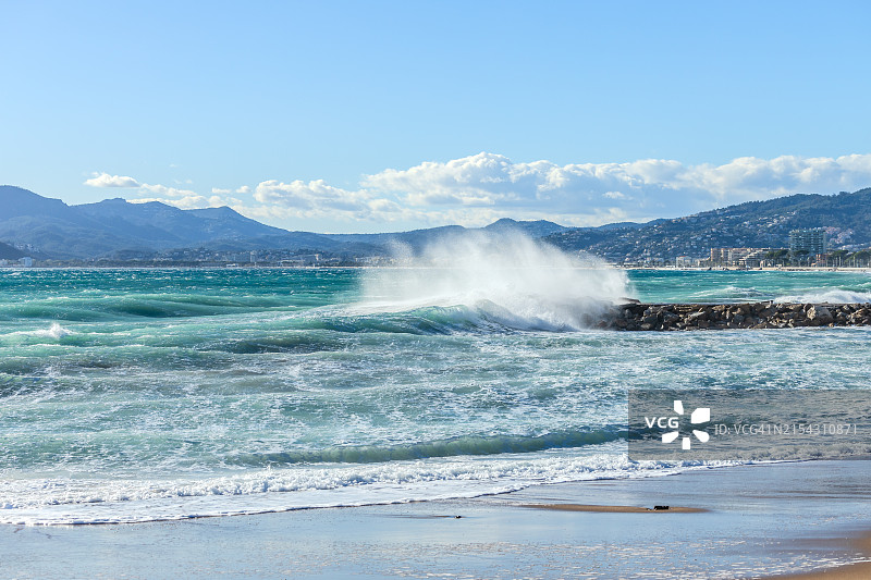 大海对着天空的美景图片素材