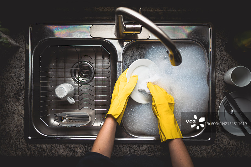 人在厨房清洁用具的裁剪图图片素材