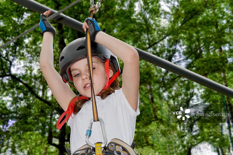 男孩在滑索上图片素材