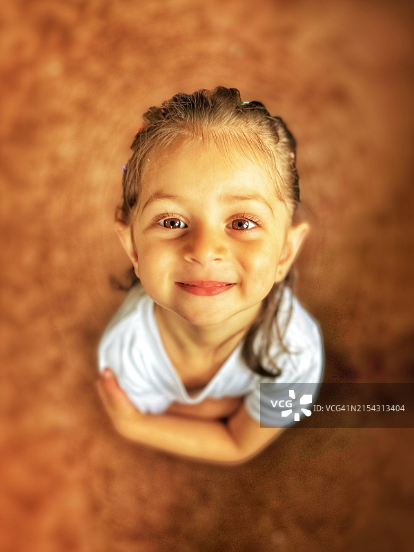 坐在地毯上的可爱男孩的高角度肖像，加拿大安大略省惠特比图片素材