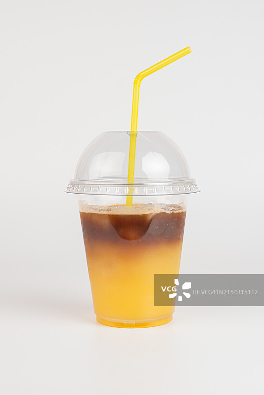 白色背景下的饮品特写图片素材