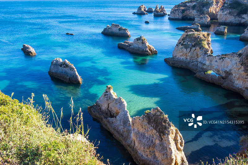 海中岩石的高角度视角图片素材