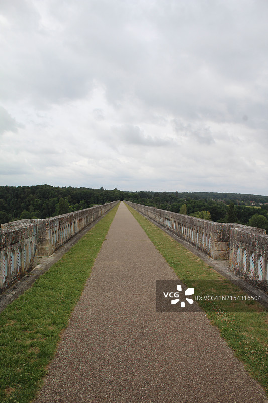 空旷的道路映着天空图片素材