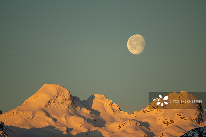 夜晚的雪山映衬着天空的美景图片素材