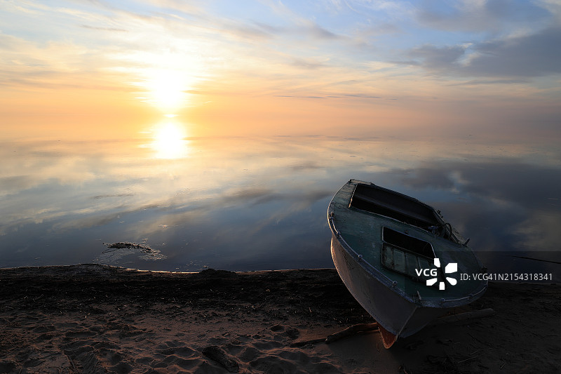 日落时大海对着天空的美景图片素材