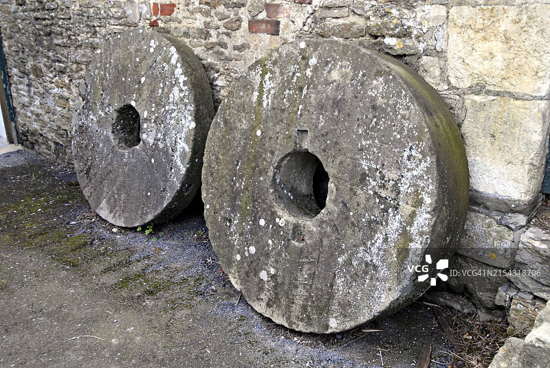 威尔特郡农舍里的英国磨石图片素材