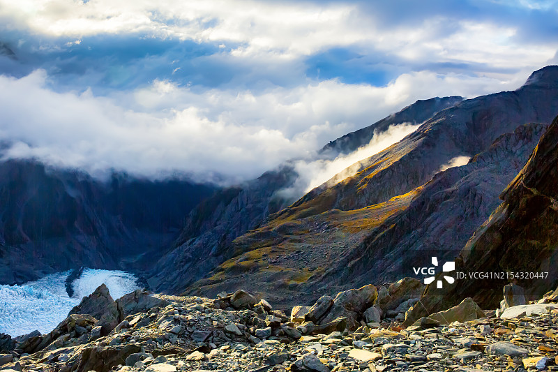 山对着天空的美景图片素材