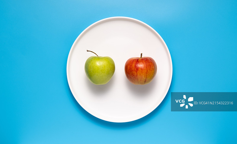 蓝色背景盘中苹果俯视图图片素材