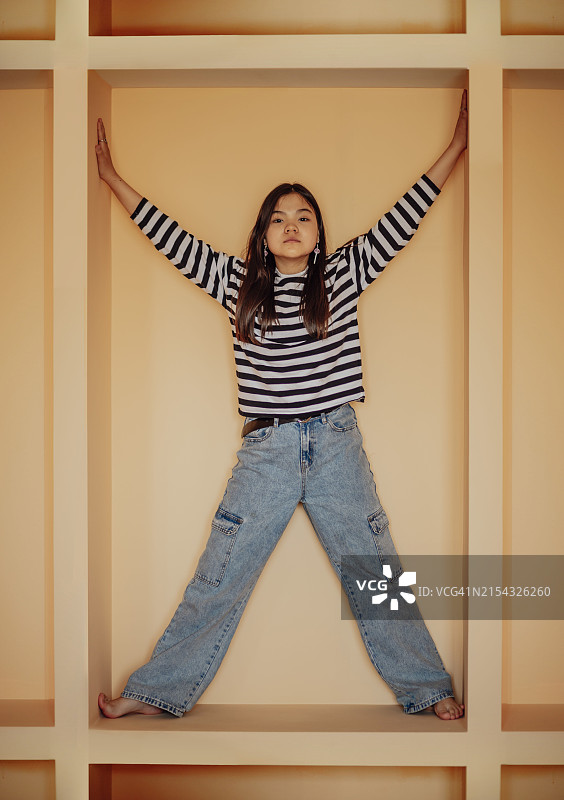 靠墙跳跃的女孩肖像图片素材