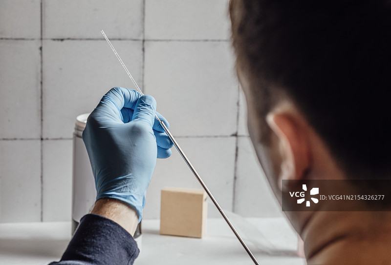 医生手持注射器图片素材