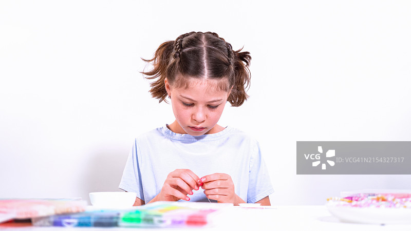 在白色背景上用纸绘画的可爱女孩图片素材