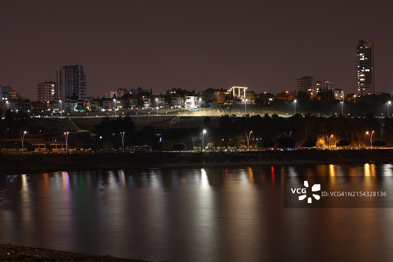 夜间灯火通明的建筑景观图片素材