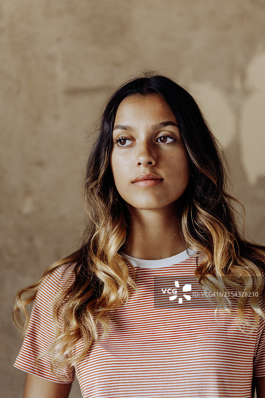 侧视的印度裔美丽女孩肖像图片素材