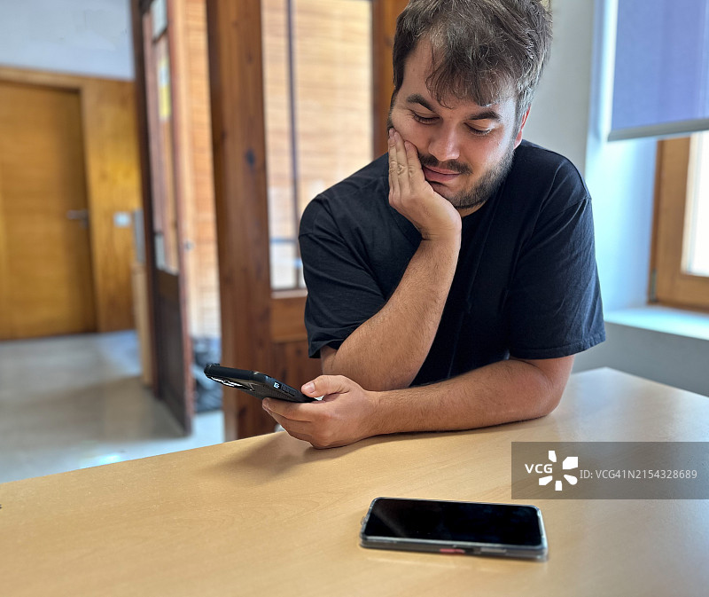 笑容满面的男人在手机上听对话图片素材