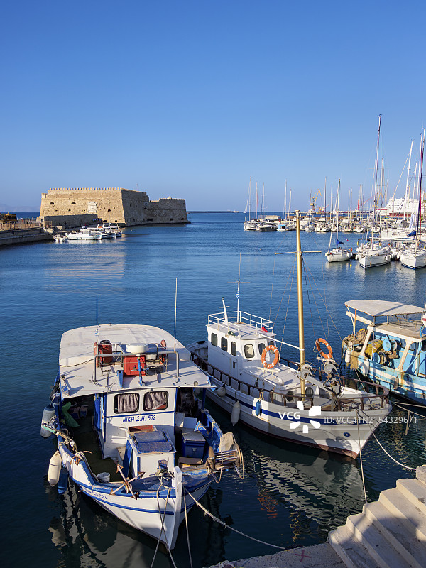 希腊克里特岛伊拉克利翁市的威尼斯旧港和库勒斯堡垒图片素材