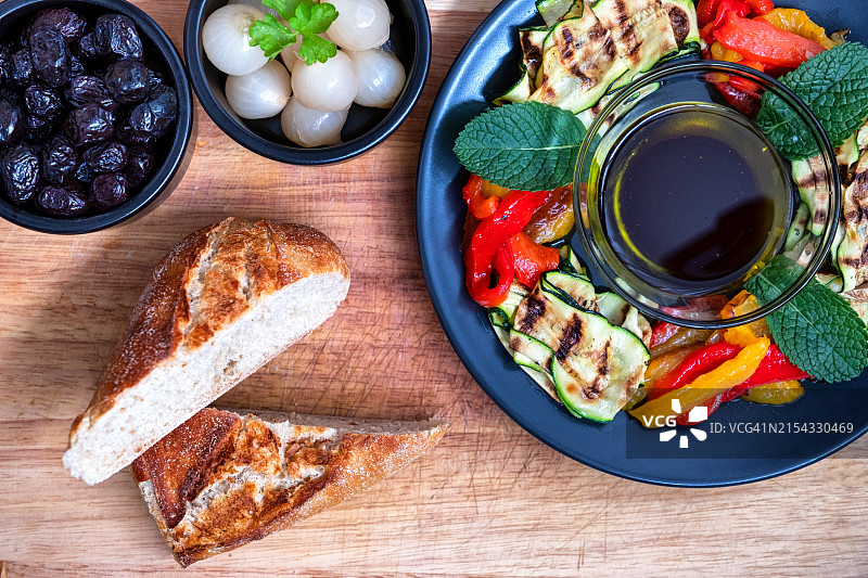 餐桌上早餐的高角度视图图片素材