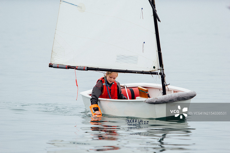年轻女孩在航海图片素材