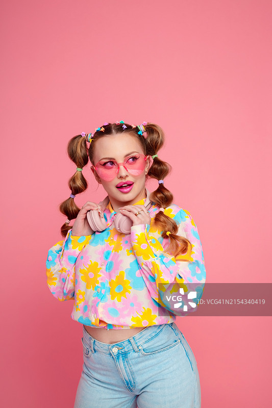 粉色背景下发型时尚的Z世代年轻女性图片素材