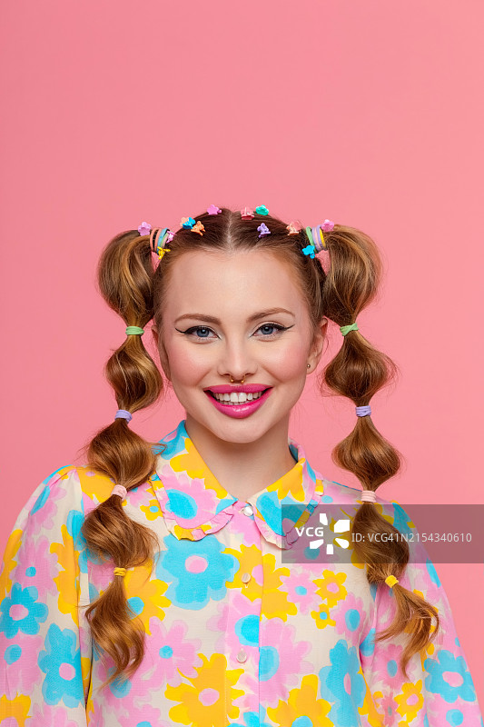 粉色背景下发型时尚的Z世代年轻女性图片素材