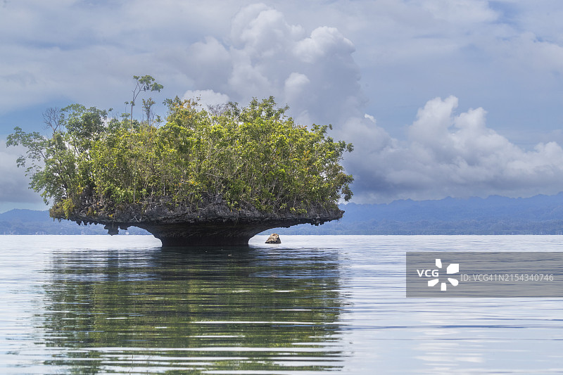 印尼拉贾安帕甘岛石灰岩岛屿景色图片素材