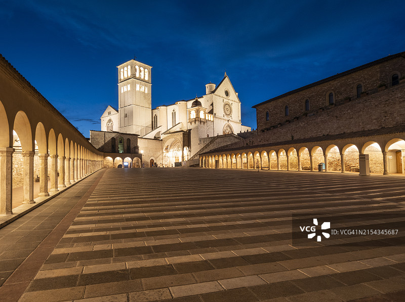 夜间照明下的阿西西圣方济各圣殿和下广场，联合国教科文组织世界遗产，意大利翁布里亚佩鲁贾阿西西图片素材