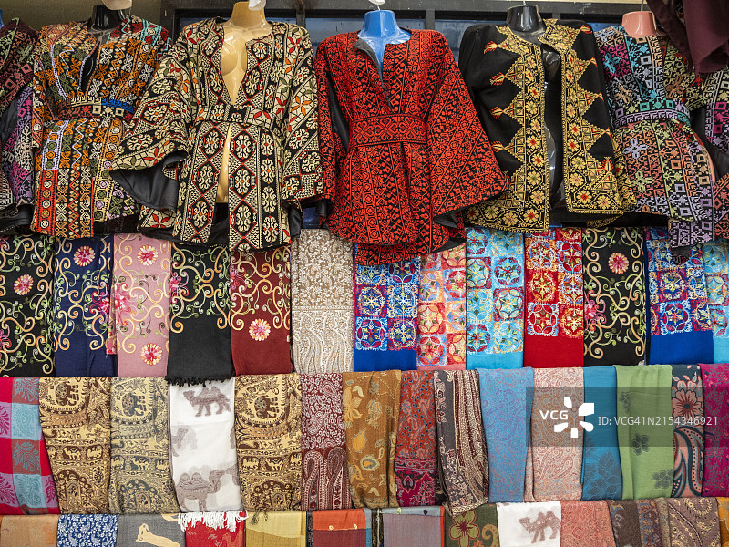 约旦杰拉什市出售的夹克和彩色面料图片素材