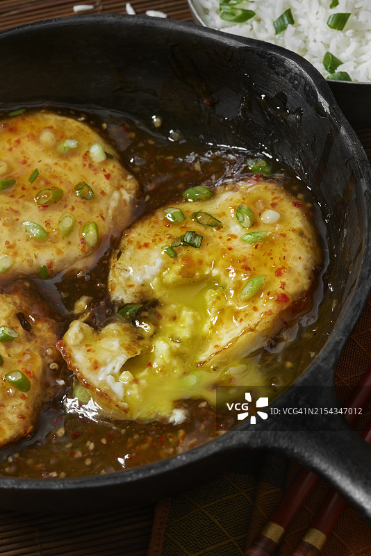 网红中式糖醋荷包蛋盖饭图片素材