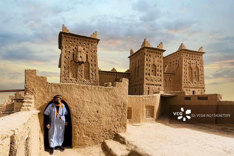 站在阿姆里迪尔古堡的柏柏尔男人，位于摩洛哥瓦尔扎扎特省阿特拉斯山脉图片素材