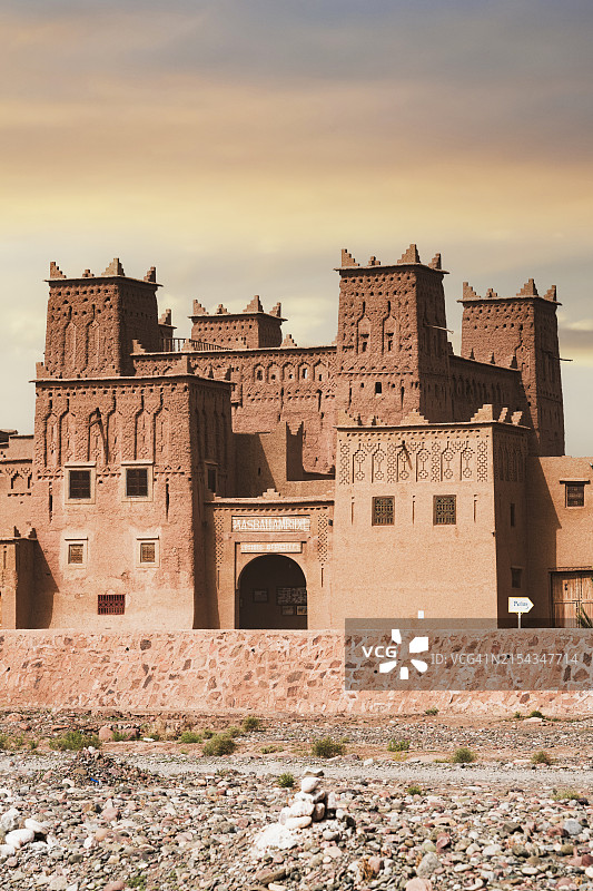 阿姆里迪尔古堡浪漫日出，位于摩洛哥瓦尔扎扎特图片素材