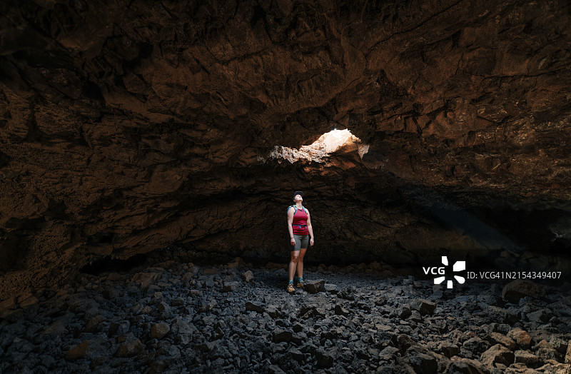 一位女士站在夏威夷大岛上的巨大熔岩管中图片素材