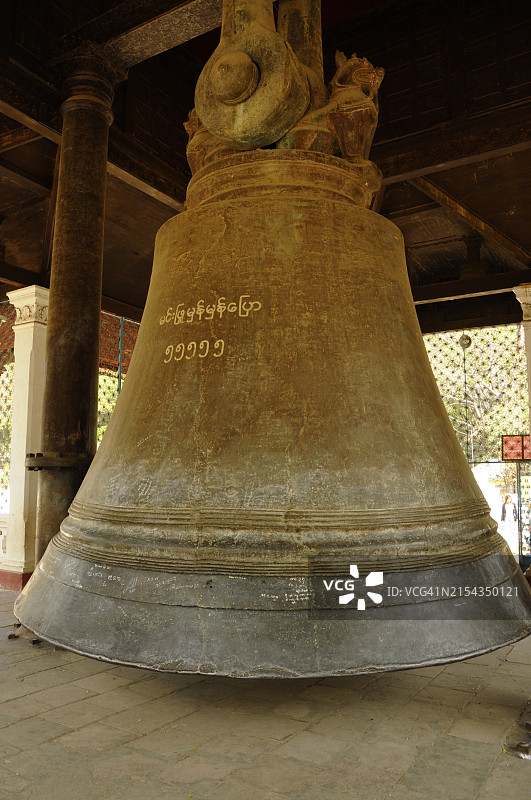 敏贡佛塔大钟：世界最重的钟之一，位于缅甸实皆省曼德勒附近图片素材