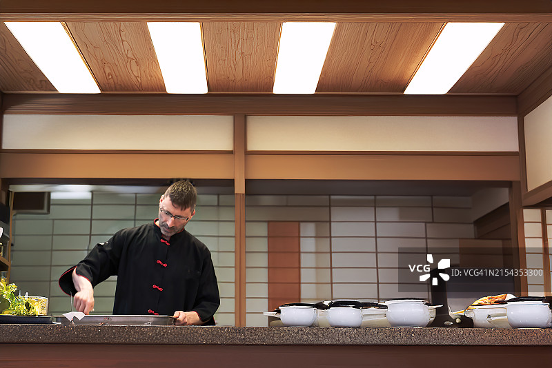 厨师在餐厅厨房烹饪图片素材