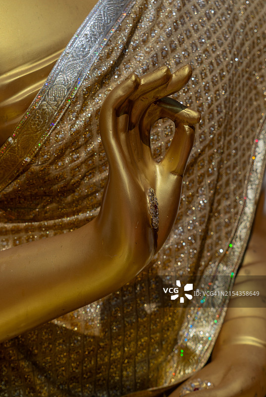 在泰国清迈上方森林中的素贴寺历史佛教寺庙祈祷的游客图片素材