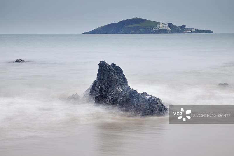 英国德文郡班瑟姆海滩的黄昏海岸岩石景色图片素材