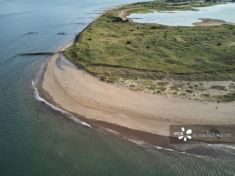 英国德文郡道利什沃伦海滩和沙丘鸟瞰，守卫着埃克斯河口，向南沿着海岸望向道利什镇图片素材