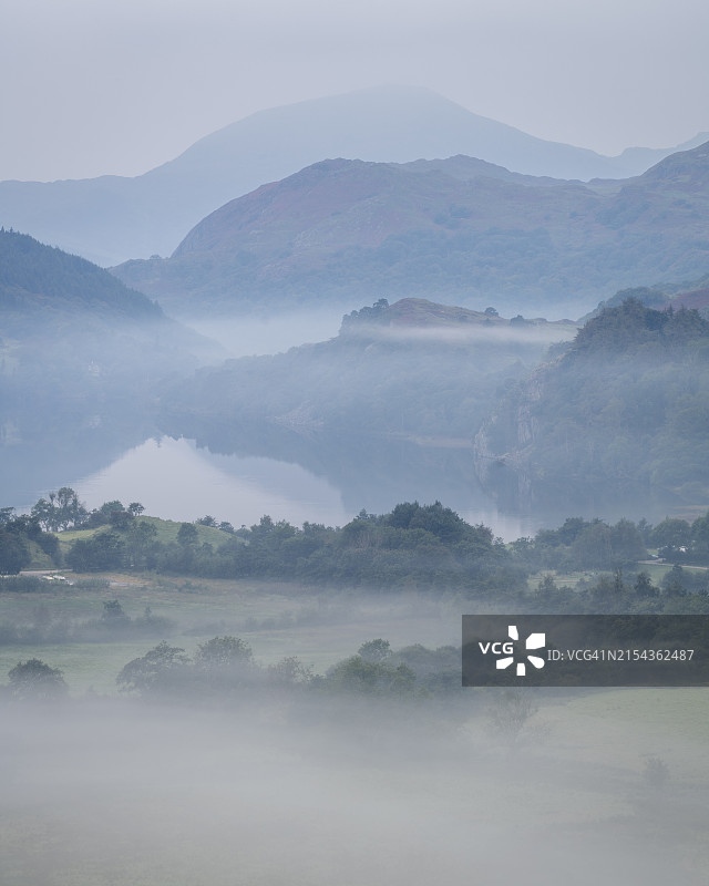 英国斯诺多尼亚国家公园，格维南特湖的黎明薄雾和山脉倒影图片素材